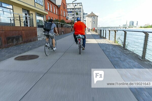 Radfahren aus der Ich-Perspektive auf einem gemeinsamem Fuß- und Radweg in Köln  Nordrhein-Westfalen  Deutschland  Europa
