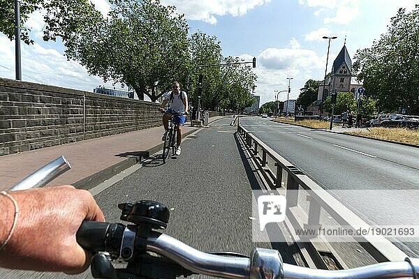 Radfahren aus der Ich-Perspektive auf einem Radweg in Köln  Nordrhein-Westfalen  Deutschland  Europa