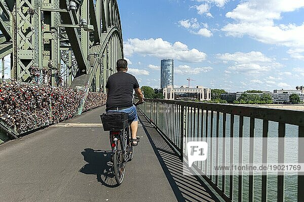 Radfahren aus der Ich-Perspektive auf einem gemeinsamem Fuß- und Radweg über die Hohenzollernbrücke in Köln  Nordrhein-Westfalen  Deutschland  Europa