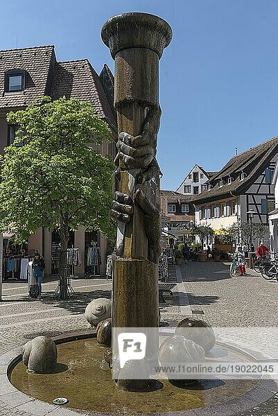 Initiative Bürger stiften einen Brunnen  geschaffen vom Bildhauer Michael Schwarze  Emmendingen  Baden-Württemberg  Deutschland  Europa