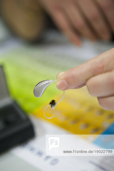 Presentation of a hearing aid to a hearing care professional.