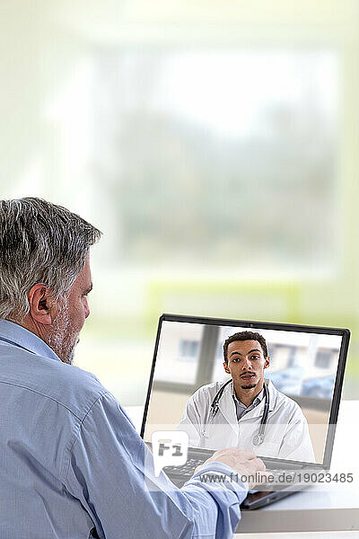 Patient in teleconsultation from his laptop.