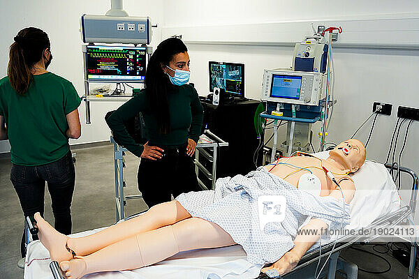 For two days  nurses and emergency nurses undergo training at the Montpellier School of Medicine on emergency procedures and resuscitation. The nurses train on a crisis situation and must react in real time and use the right gestures when faced with the dummy in intensive care.