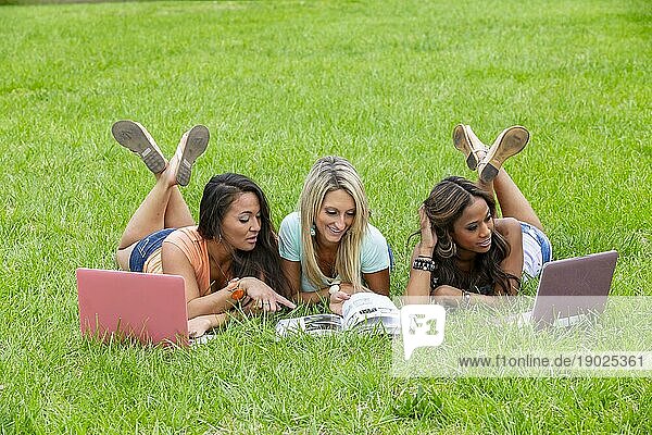 Drei junge Frauen  die einen Tag im Park genießen