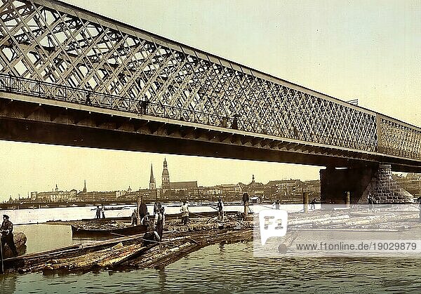 Holztransport  Flößerei  Eisenbahnbrücke  Riga  früher Russland  heute Lettland  um 1890  Historisch  digital verbesserte Reproduktion eines Photochromdruck der damaligen Zeit