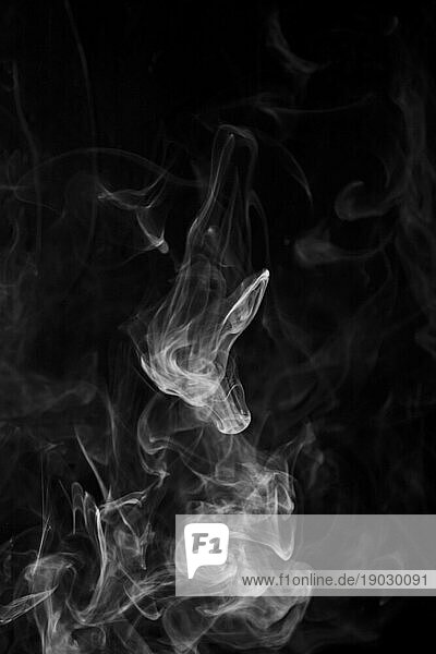 Smoke Bewegung schwarzem Hintergrund mit Kopie Raum schreiben Text. Auflösung und hohe Qualität schönes Foto