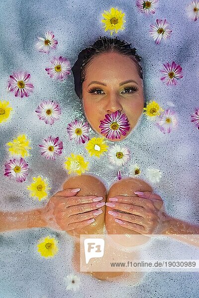 Eine wunderschöne brünette hispanische Frau nimmt ein luxuriöses Bad zu Hause