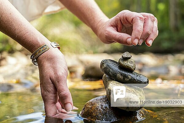 Zu Zen Türmen angeordnete Steine am Flussbett an einem Sommertag