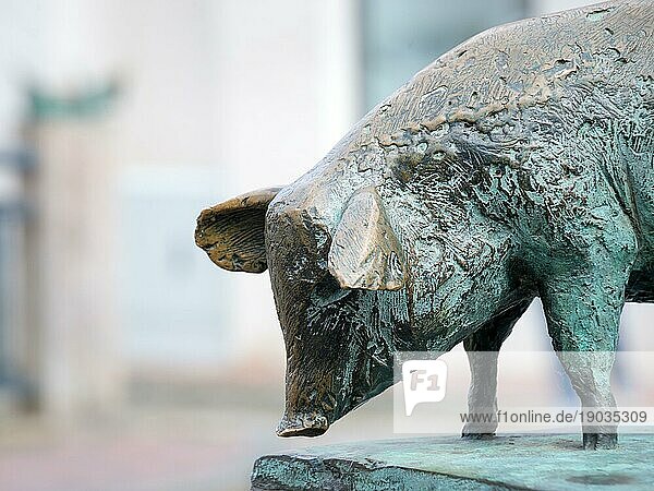 Schwein als Bronzestatue auf der Kanalbrücke in der Hansestadt Wismar