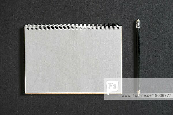 Spirale Notizbuch mit Bleistift grauen Hintergrund. Auflösung und hohe Qualität schönes Foto