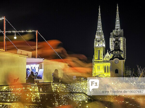 Zagreber Kathedrale mit Lichtermeile im Advent