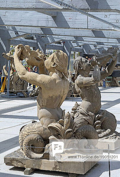 Skulpturen in der U-Halle neben dem Willkommensbereich im Spinelli-Park auf dem Spinelli BUGA-Gelände  Bundesgartenschau 2023 in der Universitätsstadt Mannheim in der Kurpfalz in Baden-Württemberg  Deutschland  Europa