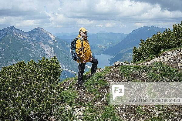 Wanderer  Senior  65  auf dem Bärenkopf  hinten Seebergspitze  Seekarspitze  Vorderunnutz und Hochunnutz  Achensee  Pertisau am Achensee  Tirol  Österreich  Europa