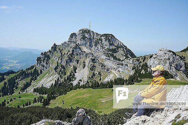 Wanderer  Senior  65  genießt die Aussicht vom Lacherspitz auf den Wendelstein  Bayrischzell  Mangfallgebirge  Oberbayern  Deutschland  Europa
