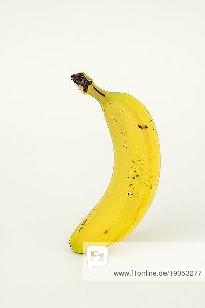 Banane  Studioaufnahme  weisser Hintergrund  gesunde Ernährung