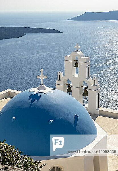 Drei Glocken von Fira  Ikonische Kirche mit blauer Kuppel und Glockenturm mit Meerblick  Katholische Kirche der Entschlafung  Firostefani  Santorin  Griechenland  Europa
