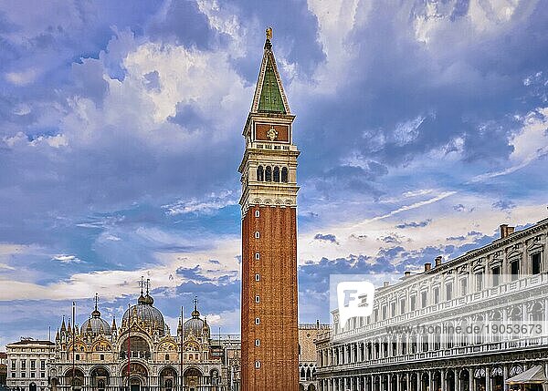Blick auf den Markusplatz oder Piazza di San Marco  Venedig  Italien  Sonnenuntergang an einem bewölkten Tag. Glockenturm oder Campanile  Markusdom Hauptfassade und Eingang und Procurate Vecchie Gebäude  schönen Himmel und Wolken  UNESCO Weltkulturerbe Stadt  Europa