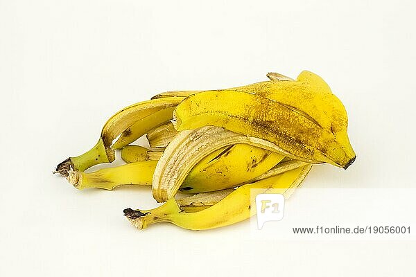 Bananenschalen  Studioaufnahme  weisser Hintergrund  gesunde Ernährung
