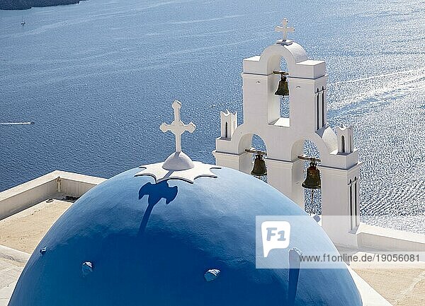 Drei Glocken von Fira  Ikonische Kirche mit blauer Kuppel und Glockenturm mit Meerblick  Katholische Kirche der Entschlafung  Firostefani  Santorin  Griechenland  Europa