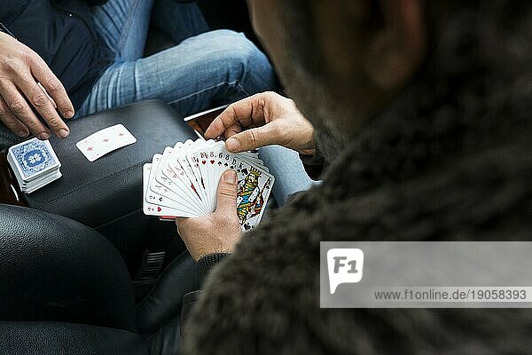 Zwei Menschen spielen Karten in einem Auto