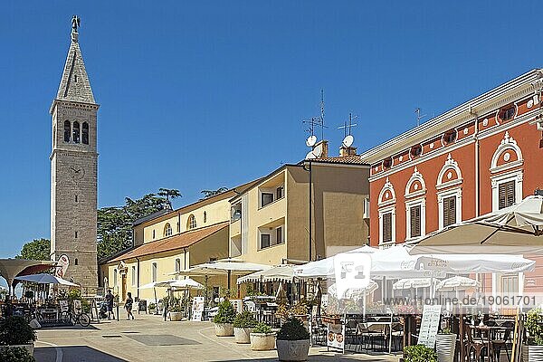 Glockenturm  Glockenturm und Restaurantterrassen im historischen Stadtzentrum von Novigrad  Gespanschaft Istrien  Kroatien  Europa