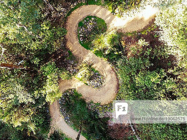 DERBY  AUSTRALIEN  25. SEPTEMBER 2022: Der Axehead Trail und der ikonische Twisties Trail werden von einer Drohne auf dem beliebten Blue Derby Mountainbike Trail Netz im Frühling in Derby  Tasmanien  Australien  aufgenommen  Ozeanien