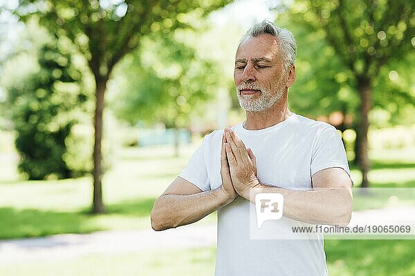 Seitenansicht Mann mit Händen meditierende Position