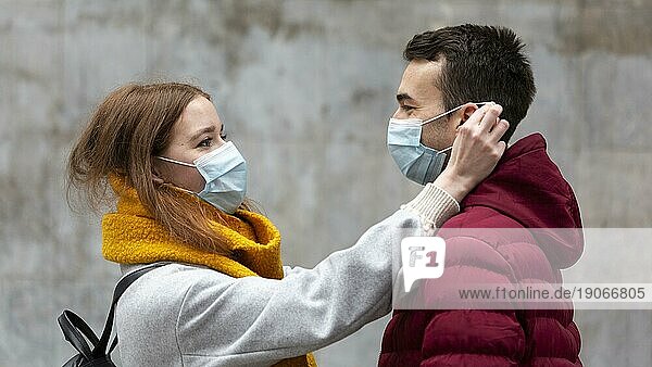Seitenansicht Freundin Befestigung Freund s medizinische Maske