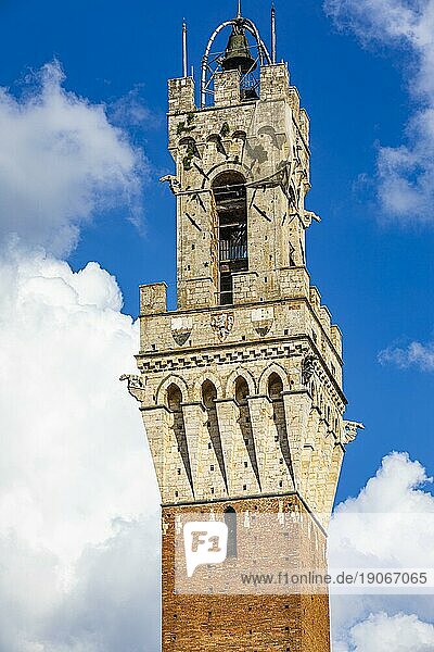 Der Glockenturm Torre del Mangia  Siena  Toskana  Italien  Europa
