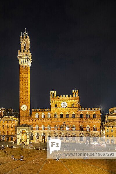 Der Piazz del Campo mit seinem Glockenturm Torre del Mangia und dem Rathaus Palazzo Pubblico  Palazzo Comunale  Nachtaufnahme  Siena  Toskana  Italien  Europa