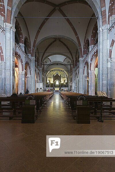 Innenraum der bedeutende frühchristlich romanische Basilika Sant? Ambrogio in Mailand. Interior of the important early Christian Romanesque basilica of Sant 'Ambrogio in Milan