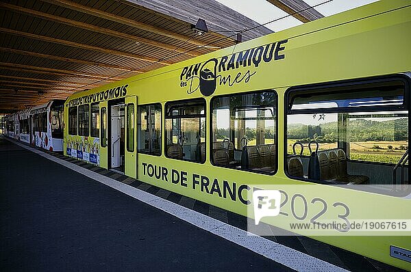 Talstation der Zahnradbahn Panoramique des Dômes in Ganzwagenwerbung der Tour de France 2023  Puy de Dôme  Département Puy-de-Dome  Region Auvergne-Rhône-Alpes  Frankreich  Europa