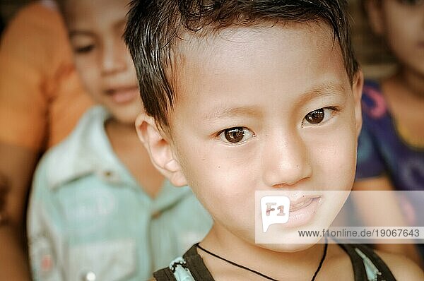 Damak  Nepal  etwa im Mai 2012: Kleiner Junge mit schönen braunen Augen im nepalesischen Flüchtlingslager in Damak  Nepal. Dokumentarischer Leitartikel  Asien