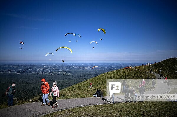 Paraglider  Gleitschirmflieger  soaren auf dem Gipfel des Puy de Dôme  Département Puy-de-Dome  Region Auvergne-Rhône-Alpes  Frankreich  Europa