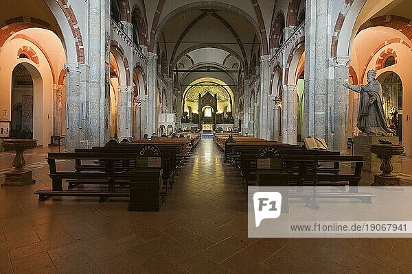 Innenraum der bedeutende frühchristlich romanische Basilika Sant? Ambrogio in Mailand. Interior of the important early Christian Romanesque basilica of Sant 'Ambrogio in Milan