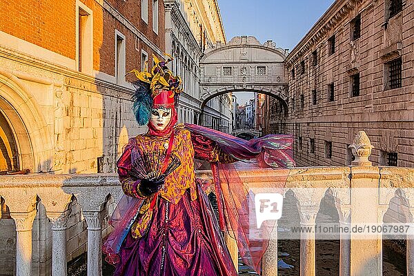Karnevalsmaske vor der Seufzerbrücke zur Zeit vom Karneval  Venedig  Venetien  Norditalien  Italien. UNESCO-Weltkulturerbe