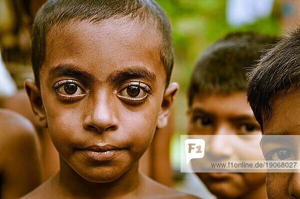 Paigacha  Bangladesch  etwa im Juli 2012: Kleiner braunhaariger Junge mit sehr großen braunen Augen in Paigacha  Bangladesch. Dokumentarischer Leitartikel  Asien