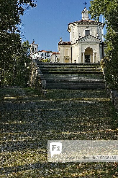 Maria Himmelfahrtskapelle auf dem Pilgerweg des Sacro Monte die Varese mit der Wallfahrtskirche Santa Maria del Monte und dem gleichnamigen Dorf dahinter  Varese  Lombardei  Italien  Europa