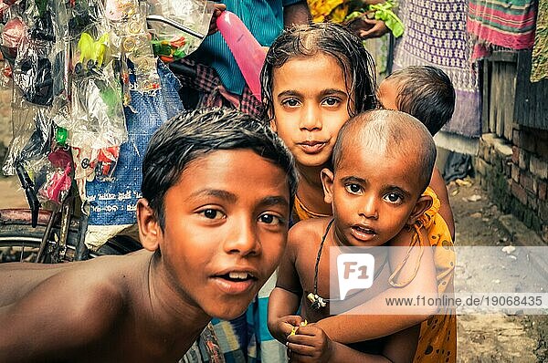 Khulna  Bangladesch  etwa im Juli 2012: Junge Kinder mit braunen Haaren und braunen Augen schauen neugierig in die Kamera in einem Slum in Khula  Bangladesch. Dokumentarischer Leitartikel  Asien