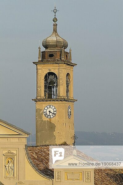 Der Kirchturm der Walfahrtskirche Santa Maria Assunta des heiligen berges von Serralunga di Crea  Piemont  Italien  Europa