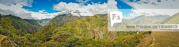 Panoramablick auf die Berge im Dani Kreis in der Nähe von Wamena  Papua  Indonesien. In dieser Region trifft man nur Menschen aus isolierten lokalen Stämmen
