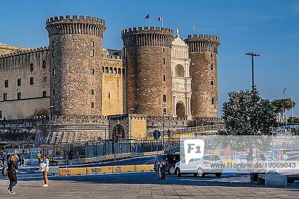 Castel Nuovo am Hafen  Neapel  Kampanien  Süditalien  Italien  Europa