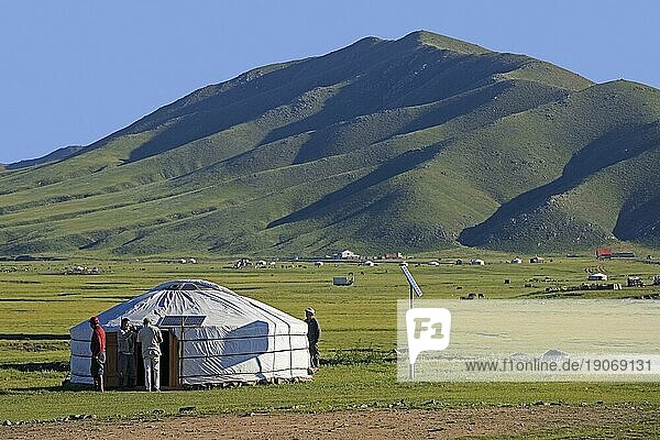 Mongolen  mongolische Männer in einem traditionellen Ger  einer mit Solarzellen ausgestatteten Jurte in der Steppe der Mongolei im Sommer