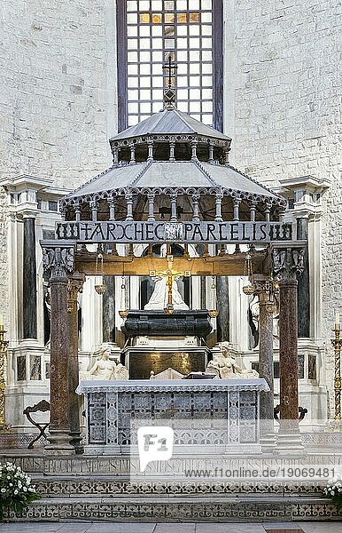 Ziborium und Hauptaltar  2. Viertel 12. Jhr.  im Hintergrund Grabmal der Bona Sforza  Basilica San Nicola  Bari  Apulien Puglia  Italien  Europa