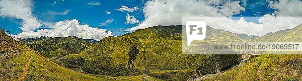 Panoramafoto von Bergen mit üppigem Grün im Dani Kreis in der Nähe von Wamena  Papua  Indonesien. In dieser Region trifft man nur Menschen aus isolierten lokalen Stämmen