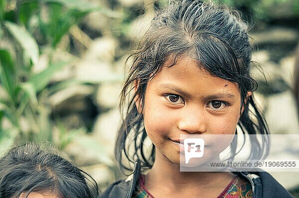 Beni  Nepal  ca. Mai 2012: Junges einheimisches Mädchen mit naßen braunen Haaren blickt mit ihren großen braunen Augen in die Fotokamera in Beni  Nepal. Dokumentarischer Leitartikel  Asien