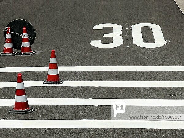 Neue Tempo 30 Zone  Verkehrsführung wurde geändert  Symbole wurden gemalt  Verkehrshüte stehen auf der Fahrbahn