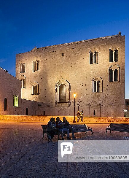 Ostwerk der Kathedrale Basilica San Nicola  Baubeginn 1087  Romanik  Blaue Stunde  Bari  Apulien Puglia  Italien  Europa