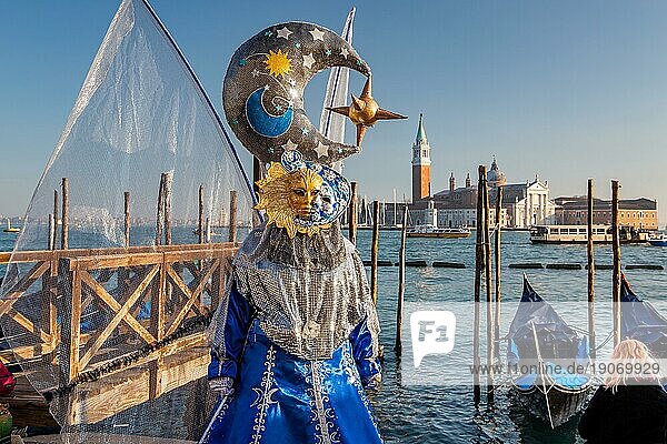 Karnevalsmaske an der Wasserfront mit der Insel San Giorgio zur Zeit vom Karneval  Venedig  Venetien  Norditalien  Italien. UNESCO-Weltkulturerbe