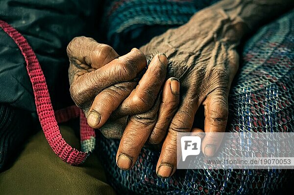 Foto der faltigen  von Zeit und harter Arbeit gezeichneten Hände einer Frau im Dani Kreis bei Wamena  Papua  Indonesien  Asien